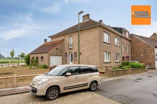  Rare opportunity on the market, small apartment building comprising 2 recognized apartments and 1 garage. Suitable for an investor, a large family...