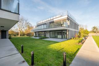 Op een privé en groene site bevindt zich dit prachtige gelijkvloers nieuwbouwappartement van ca.90m²  groot, ideaal voor wie comfort, rust...