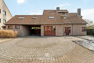 Voor uitgebreide info, surf naar www.SWEVERS.be! – Ben jij nog op zoek naar een uiterst ruime gezinswoning met mogelijkheden voor een bureau- of praktijkruimte? Wil je graag wegdromen in een zonovergoten tuin van maar liefst 28a 69ca zonder in te boeten op een vlotte bereikbaarheid? Dan word jij wellicht de nieuwe eigenaar van de Bieststraat 78 in Heusden-Zolder. Deze ruime woning met een bewoonbare oppervlakte van maar liefst 270m² heeft met zijn 6 slaapkamers en riante tuin heel wat te bieden. Zowel de grote woonkamer als de volledig uitgeruste keuken hebben een prachtig zicht op riante tuin. Dankzij de ideale zuidoostelijke oriëntatie geniet je de hele dag van de zon in deze zalige oase van rust. Gelijkvloers heb je verder een berging, een bureauruimte en een eerste slaapkamer van maar liefst 22m². Dankzij de aparte ingang creëer je hier zeer eenvoudig een grote bureau, een praktijkruimte of zelfs een kangoeroewoonst. Op de eerste verdieping heb je 4 grote slaapkamers en de vernieuwde badkamer. Op de tweede verdieping vind je slaapkamer nummer 6. De grote tuinberging met tweede verdiep, de carport en fietsenberging bieden nog zeer veel extra ruimte. Je woont hier op een uiterst vlotbereikbare locatie met de E314 en het trein- en busstation van Heusden vlakbij. Het centrum van Zolder biedt alles wat je dagelijks nodig hebt in de directe omgeving. Interesse? Bel ons dan vandaag nog voor een afspraak. tel. 011 255 155. Bron bewoonbare oppervlakte: EPC – verslag.