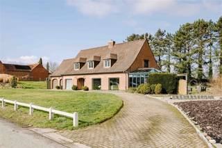 ELLEZELLES - Bent u op zoek naar een landelijk gelegen villa met ruimte en comfort?Dan is dit pand misschien wel iets voor u! De belangrijkste...
