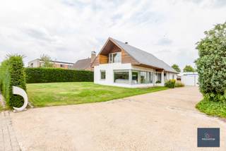 Deze praktische bungalow (met ingerichte zolder) in Berlare is een ideale woning voor wie op zoek is naar ruimte, comfort en privacy. De...