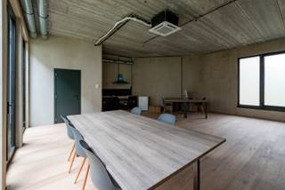 Gelegen aan de Bredastraat 77 in Antwerpen, biedt dit atelier van 81 m² een uitstekende opportuniteit voor ondernemers die op zoek zijn naar een zichtbare en strategisch gelegen vestigingsplaats. Aansluitend is er namelijk een commercieel gelijkvloers van 78 m² beschikbaar. <br /><br />Het handelsgedeelte wordt aangevuld met een overdekt terras van 20 m² en een zonnige tuin van 60 m². Het atelier beschikt bovendien over een royaal terras van 47 m². Deze uitzonderlijke buitenruimtes verhogen niet alleen het comfort, maar bieden ook extra mogelijkheden voor professionele of commerciële invullingen.<br /><br />Dankzij de centrale ligging in een levendige wijk met een gezonde mix van wonen, werken en winkelen, geniet het pand van een constante passage en een sterke lokale verankering. De nabijheid van de Antwerpse Ring en andere belangrijke verkeersassen zorgt voor een vlotte bereikbaarheid, terwijl de uitstekende tram- en busverbindingen een optimale ontsluiting met het openbaar vervoer garanderen.