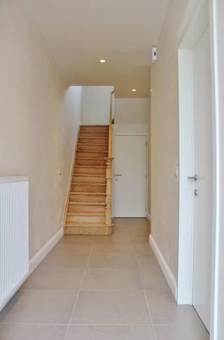 Deze eigendom werd volledig vernieuwd en omvat een gelijkvloerse verdieping met inkomhal, gastentoilet, ruime lichtrijke leefruimte met eet-...