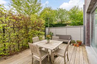 Dit gelijkvloers appartement is maar liefst 152m² groot en is rustig gelegen in de Mathildegang - in een recent gebouw dat deel uitmaakt van de voormalige Rijkswachtkazerne van Leuven.  De ligging is op wandelafstand van het stadscentrum, tussen het Station van Leuven en het Ladeuzeplein. <br />Binnenkomen doe je via de privatieve inkom (niet via de gemene delen) met ingemaakte kasten.  De prachtige open leefruimte van +/- 50m² biedt veel lichtinval en geeft uit op een mooi breed zonneterras van +/- 20m² (met terrasberging).  Handig is ook de volledig ingerichte keuken met eiland en achterliggende berging.  Via de nachthal bereik je de 2 zeer grote slaapkamers waarvan ééntje met dressing.  Er is tevens een ingerichte badkamer met inloopdouche en een grote wasplaats met ingemaakte kasten.  Ondergronds is er een privatieve kelder.  Fietsen kan je makkelijk bergen in de gemeenschappelijke fietsenberging op de hoek met de Dagobertstraat.<br />EPC-label C - score 237 - elektriciteit is conform.<br />Heb je interesse om dit appartement te bezoeken ?  Neem dan contact op met Vincent op 0477/284876 of via vincent@immojanstas.be.  Bijkomende info (EPC, elektriciteitsattest, plan, vastgoedinfo, enz...) kan U hier downloaden ↓