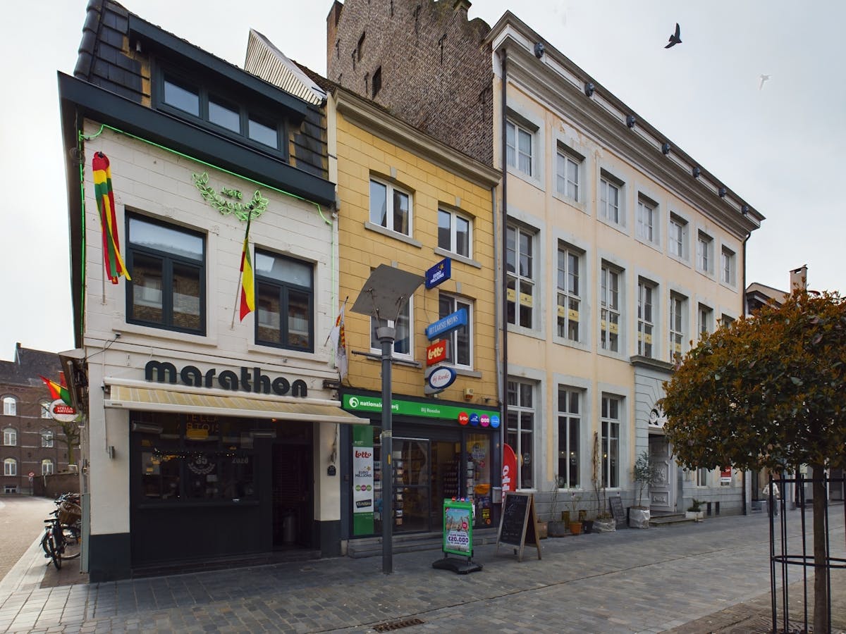 Investment property on the shopping street in Maaseik - photo 1