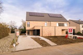 Deze 2 prachtige en royale nieuwbouwwoningen zijn gelegen in een rustige woonstraat, doch op slechts enkele minuten van de oprit van autostrade...