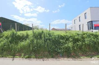 <p><span>Beau terrain à bâtir avec 2 accès à rue de 8 a 02 ca sis en zone d'habitat à caractère rural. </span></p><p><span> </span></p><p><span>Façade de +/- 15 m sur une profondeur de +/- 65 m. </span></p><p><span> </span></p><p><span>Libre de constructeur.</span></p><p><span> </span></p><p><span> </span></p><p><span> </span></p><p><span>Document remis à titre indicatif et non contractuel, sous réserve de modifications</span></p><p><span> </span></p>