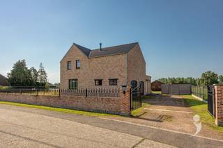 <p><span>Bent u op zoek naar een ruime gezinswoning met landelijke charme, hedendaags comfort en tal van mogelijkheden? Dan is deze prachtige villa aan de Kloosterstraat 113 in Westerlo zeker een bezoek waard. </span></p><p><span>De woning biedt 268 m² bewoonbare oppervlakte op een volledig omheind perceel van 20a 30ca, met veel privacy en een zonnige, zuidgerichte tuin. </span></p><p><span>Via de inkomhal met gastentoilet bereikt u de leefruimtes. </span></p><p><span>Op het gelijkvloers bevinden zich een eerste badkamer met douche en lavabo, een praktische wasplaats en een stijlvolle, volledig uitgeruste keuken met eiland en veel bergruimte. </span></p><p><span>De lichtrijke eetplaats biedt een mooi uitzicht op de tuin en sluit aan op de gezellige woonkamer met pelletkachel. </span></p><p><span>Verder beschikt de woning over een dubbele inpandige garage en een droge kelder. </span></p><p><span>Op de eerste verdieping zijn er drie volwaardige slaapkamers. De ruime masterbedroom beschikt over een uitzonderlijk grote dressing die nog naar eigen smaak kan worden afgewerkt (vloer en kasten). </span></p><p><span>Ook de royale tweede badkamer biedt de mogelijkheid om volledig naar eigen wens af te werken. Alle aansluitingen voor een ligbad, inloopdouche, dubbele lavabo en toilet zijn reeds voorzien. </span></p><p><span>Buiten vindt u meerdere bijgebouwen, ideaal voor een zelfstandige, hobbyist of extra opslag. De automatische toegangspoort aan de voorzijde zorgt voor extra comfort en privacy. Via de achterliggende inrit is het perceel eveneens bereikbaar, wat bijkomende mogelijkheden biedt voor parkeren en stockeren. </span></p><p><span>Deze energiezuinige villa is uitgerust met kwalitatieve technieken, waaronder:</span></p><ul><li><span>Volledig Loxone-domoticasysteem </span></li><li><span>Geothermische warmtepomp </span></li><li><span>Ventilatiesysteem D </span></li><li><span>Regenwaterput van 20.000 liter </span></li><li><span>Dubbele inpandige garage </span></li><li><span>Volledig omheind perceel met automatische poort </span></li><li><span>Zuidgerichte tuin </span></li></ul><p><span>Deze woning combineert ruimte, comfort, energiezuinigheid en veelzijdigheid op een uitstekende locatie in Westerlo. Dankzij de nog af te werken dressing en badkamer kunt u bovendien uw eigen stijl aan de woning geven.</span></p><p><span>Interesse in deze prachtige woning? Plan snel uw bezoek via 016 15 31 15 of info@immolivit.be.</span></p><p><span> </span></p><p><span> </span></p>
