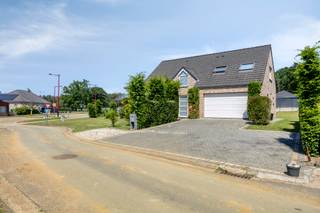 <p><strong>Deurne (Diest): vrijstaande woning op ruim perceel van +10 are</strong></p>
<p>Deze instapklare open bebouwing is gelegen in Deurne, een deelgemeente van Diest, op minder dan 15 minuten van het stadscentrum. Openbaar vervoer bevindt zich in de nabije omgeving en ook de autostrade is vlot bereikbaar. Hier woont u in een rustige omgeving met alle nodige voorzieningen binnen handbereik.</p>
<p>De woning dateert van 2007 en is daardoor asbestveilig. Met een EPC-label C is er bovendien geen renovatieverplichting. Gelegen op een perceel van meer dan 10 are biedt deze woning een mooie combinatie van ruimte en comfort.</p>
<p><strong>Indeling:</strong></p>
<ul><li><strong>Kelder:</strong> volledig onderkelderd met veel ruimte voor opslag, hobbyruimte of werkplaats</li><li><strong>Gelijkvloers:</strong> inkomhal, apart toilet, ruime woonkamer, keuken met ontbijthoek, wasplaats en inpandige garage met plaats voor twee wagens</li><li><strong>Eerste verdieping:</strong> nachthal, apart toilet, masterbedroom met dressing en ensuite badkamer met ligbad en toilet, tweede badkamer met ligbad en twee slaapkamers, waarvan één eenvoudig kan worden opgesplitst in twee kamers (mogelijkheid tot vier slaapkamers in totaal)</li></ul>
<p><strong>Troeven:</strong></p>
<ul><li>Bouwjaar 2007 – asbestveilig en instapklaar</li><li>EPC-label C – geen renovatieverplichting</li><li>Volledig onderkelderd met tal van mogelijkheden</li><li>Inpandige dubbele garage</li><li>Mogelijkheid tot vier slaapkamers</li></ul>
<p>Bent u op zoek naar een ruime gezinswoning met veel mogelijkheden en een rustige ligging? Ontdek deze topper in Deurne en plan vandaag nog uw bezoek.<br /><br /><strong>JOUW DROOMWONING. ZO GEVONDEN!</strong></p>