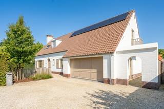 Deze exclusieve, volledig gerenoveerde vrijstaande villa combineert ruimte, comfort en een bijzonder aangename ligging. De woning bevindt zich in een rustige verkaveling, gelegen in een doodlopende straat, waardoor U hier volop geniet van privacy en rust. Tegelijkertijd bevindt de woning zich centraal in een aangename omgeving, met alle nodige voorzieningen binnen handbereik.<br /><br />De villa biedt bijzonder veel leefruimte en is dankzij haar royale indeling geschikt voor wie op zoek is naar een ruime en kwalitatieve gezinswoning. De woning dateert van 2017, maar werd net opnieuw gerenoveerd. Deze grondige renovatie zorgt voor een hedendaags wooncomfort, waarbij de woning volledig instapklaar is.<br /><br />Ook op energetisch vlak beschikt de woning over interessante troeven:<br />- EPC-label 'A',<br />- Warmtepomp,<br />- Zonnepanelen aanwezig,<br />- Ventilatiesysteem "D".<br />- Regenwater (7.500 liter),<br /><br />Aan parkeergelegenheid is er absoluut geen gebrek. Op de ruime oprit is plaats voor maximaal vier wagens. Daarnaast beschikt de woning over een ruime garage, ideaal voor het stallen van een wagen, fietsen of het creëren van bijkomende bergruimte.<br /><br />De combinatie van de royale woonvolumes, de vrijstaande ligging, de rustige doodlopende straat, de ruime parkeermogelijkheden en de nabijheid van voorzieningen maakt van deze villa een bijzonder aangenaam geheel.<br /><br />Een uitzonderlijke villa voor wie op zoek is naar een ruime, gerenoveerde en vrijstaande woning op een rustige locatie, zonder in te boeten aan bereikbaarheid en comfort. <br /><br />Ontdek zelf de kwaliteiten en mogelijkheden die deze prachtige woonst te bieden heeft. Contacteer ons vandaag nog voor meer informatie of plan een bezoek en laat u ter plaatse overtuigen.<br /><br />De indeling:<br />Gelijkvloers:<br />- Inkomhal met gastentoilet,<br />- Royale, zeer lichtrijke leefruimte,<br />- Volledig nieuwe, ingerichte open keuken,<br />- Aangename tuin met terrassen en terrasoverkapping/buitenberging.<br />- Zeer ruime slaapkamer/masterbedroom met aansluitende dressing en badkamer voorzien van douche, ligbad, dubbele wastafel & toilet,<br />- Tweede slaapkamer/bureel,<br />- Dubbele garage met washoek.<br />- Droge, zeer praktische kelder fungerend als berging.<br /><br />1ste V:<br />- Zeer grote overloop met mogelijkheid tot bvb. extra berging of bureau,<br />- Nachthall met veel ingemaakte kasten,<br />- Slaapkamers 3 en 4 telkens voorzien van een eigen badkamer en WC.<br />- Slaapkamer 5<br /><br />Zolder aanwezig als extra bergruimte.