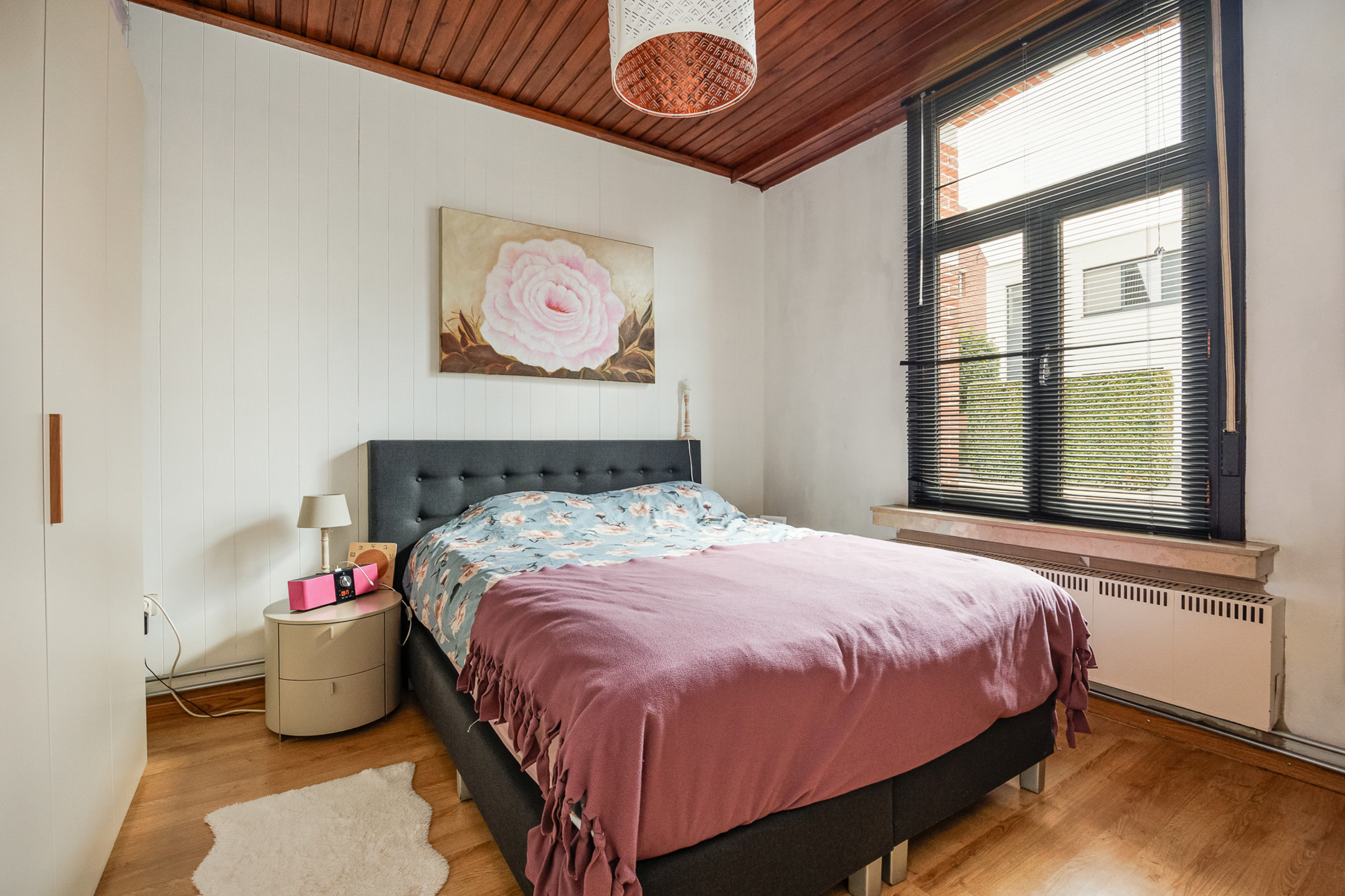 Charmante vrijstaande dorpswoning met 5 slaapkamers, 2 badkamers, inpandige garage en mooie tuin op 532m². - foto 4