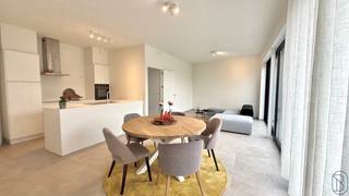 Leuk recent (bj 2023) gelijkvloers appartement met groot terras en tuintje! Goedgelegen nabij invalswegen. (+ 21%)<br />INDELING: inkomhal met apart gastentoilet, lichtrijke leefruimte met open keuken, handige berging, badkamer (dubbele lavabo en douche) en 2 volwaardige slaapkamers.<br />Mogelijkheid om garagebox en/of staanplaats bij te kopen.<br />TROEVEN: vloerverwarming op gas, zonnepanelen, stijlvol gebouw, energiezuinig en centraal gelegen nabij invalswegen, winkels, etc.<br />Meer info of een bezoek: arne@immobeguin.be