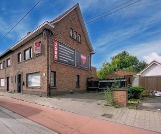 Welkom in deze halfopen bebouwing die uitblinkt in ruimte, licht en potentieel. Met haar 230 m² bewoonbare oppervlakte en 5 slaapkamers biedt deze woning plaats aan wie groots wil wonen. Of je nu droomt van een gezellige gezinswoning, een cohousingproject, een kangoeroewoning of gewoon wat extra ruimte wil voor hobby’s of thuiswerk, hier kan het allemaal.De woning beschikt over een perceel van 347 m². Dankzij de grote ramen geniet je overal van veel natuurlijke lichtinval, wat zorgt voor een aangename en open sfeer. De ingebouwde kasten bieden extra opbergruimte en maken het geheel bijzonder praktisch. Naast de leefruimtes vind je ook ingebouwde kasten, een kelder, wasplaats en meerdere bergruimtes wat zorgt voor praktisch wooncomfort.Buiten wacht een westgerichte tuin met terras, de perfecte plek om te ontspannen of te genieten van een zomeravond in de zon. Ook bevindt zich op het perceel een aparte garage met smeerput, ideaal voor wie graag sleutelt of extra bergruimte nodig heeft.De centrale ligging is een absolute troef: het station en winkels liggen vlakbij, en ook de oprit van de E40 bevindt zich op enkele minuten rijden. Zo geniet je van een uitstekende bereikbaarheid richting Brugge en Gent. Daarnaast geniet je hier van een vlotte verbinding richting de kust, wat deze locatie aantrekkelijk maakt voor wie rust en toegankelijkheid wil combineren.