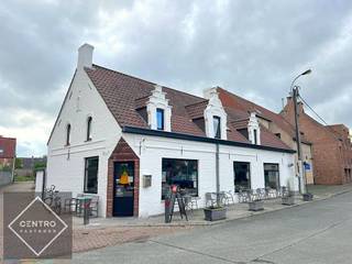 <span><u><strong>INDELING:</strong></u><br /><strong><em>Gelijkvloers</em></strong>: Inkom met toonbank en frigo's - restaurant/café/eetzaal - ingerichte keuken - overkapping met alle voorzieningen voor een bijkomende keuken - sanitaire ruimte.<br /><em><strong>Eerste verdieping</strong></em>: nachthal - leefruimte met open keuken - 3 slaapkamers - badkamer.<br /><br /><u><strong>AFWERKING:</strong></u><br />Recente renovatiewerken: nieuwe ramen en deuren, voorgevel opnieuw geschilderd.<br />Instapklaar!<br /><br /><u><strong>BESTEMMINGSMOGELIJKHEDEN:</strong></u><br />Hoofdbestemming: restaurant of café <br />Nevenbestemming: bewoning op verdieping<br /><br /><u><strong>NUTSVOORZIENINGEN:</strong></u><br />Stadswater, CV op aardgas (gasketels - radiatoren), elektriciteit, internet/telefonie/distributie.<br /><br /><u><strong>LIGGING:</strong></u><br />Hoekpand op zicht-locatie te Oudenburg!<br /><br /><u>* Bijzonderheden:</u><br />- Huurprijs is exclusief, onroerende voorheffing, verbruik nutsen<br />- Aanwezige inboedel, materiaal, meubilair zijn eventueel over te nemen.<br />- Onze referentie op <strong>www.centro.be</strong>: <strong>L0151</strong> of contacteer ons via <strong>050700102</strong>.<br /><br /><strong>CENTRO | BEDRIJFSVASTGOED</strong> is reeds 25 jaar gespecialiseerd in de bemiddeling van commercieel- en bedrijfsvastgoed in West- en Oost Vlaanderen.<br />Wilt u ook weten hoeveel uw bedrijfsgebouw waard is?<br />Contacteer ons vrijblijvend voor een marktconforme waardebepaling van uw pand.</span>