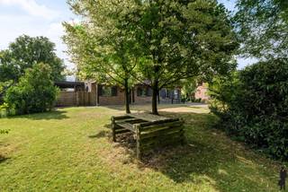 Ruime en goed onderhouden gezinswoning uit 1983, gelegen op een mooi perceel van 1123m² met een prachtige noordwest georiënteerde tuin. De...