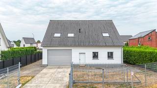 Bij ImmoFusion 7/7 "open huis": klik op onze 3D-TOUR.<br />Ervaar vastgoed alsof je er zelf doorloopt!<br /><br />Bent u op zoek naar een moderne woning met een praktische indeling, met een multifunctionele ruimte die zowel kan dienen als dubbele garage, werkatelier of vrij beroep? Dan is een vrij-beroeper ideaal of wil je gewoon wonen boven je droomhobby.<br /><br />Bij het betreden van de woning komt u terecht in de inkomhal, waar zich de trap bevindt naar zowel de woonverdieping als de nette kelder. Aan de linkerzijde bereikt u de uitzonderlijk ruime, lichtrijke inpandige garage/atelier, dat naadloos overloopt in een 2de even interessante open ruimte ! De ruimte beschikt over 2 sectionale poorten, wat zorgt voor een vlotte toegankelijkheid en de mogelijkheid om deze verdieping optimaal te benutten. Ook bestaat de garagevloer uit gewapend beton en mag deze zwaar belast worden. Op deze verdieping bevindt zich eveneens een apart toilet. Dankzij de doordachte indeling kunt u zich vlot door deze volledige verdieping bewegen, maar ook voor zeer veelzijdige activiteiten gebruiken.<br /><br />Het gelijkvloers beschikt over een gevlinderde vloer, vloerverwarming, trap en kelderluik met takelloopkat en een thermische, inbraakvrije (Hörmann) achterdeur. Tevens is er ook een apart toilet. <br /><br />De volledig geïsoleerde, hoge en droge kelder beschikt over een gevlinderde vloer, een thermische (Hörmann) kelderdeur en rondom voorziene kelderverluchting. Deze ruime kelder is ideaal voor het stockeren van allerhande materialen. <br /><br />Op de eerste verdieping wordt u verwelkomd in een ruime en bijzonder lichtrijke leefruimte. Grote raampartijen zorgen hier voor een aangename lichtinval en creëren een open en warme sfeer. De open keuken sluit perfect aan op de leefruimte, waardoor koken, tafelen en ontspannen mooi in elkaar overvloeien en een gezellige woonomgeving ontstaat.<br /><br />De verdieping is voorzien van vloerverwarming en triple beglazing, ook in de Velux-ramen. Verder zijn er twee ruime slaapkamers en een moderne badkamer met douche en ligbad.<br />Deze unieke woning straalt in haar geheel een moderne uitstraling uit en biedt een aangename combinatie van ruimte, licht en functionaliteit. De uitzonderlijke inrichting vormt een absolute meerwaarde voor wie net iets anders wil in de zeer brede zin van het woord. De extra opslagruimte blijft een groot pluspunt!<br /><br />Pluspunten:<br />- Moderne, energiezuinige woning<br />- Ruime en lichtrijke leefruimte<br />- Zeer onderhoudsvriendelijk<br />- 2 slaapkamers<br />- Multifunctionele ruimte (dubbele garage, werkatelier)<br />- 2 sectionale poorten<br />- Volledig geïsoleerde, droge kelder<br />- Vloerverwarming en -koeling, gelijkvloers en bovenverdieping<br />- LG zonnepanelen 7.500 W<br />- E-peil 21 &amp; warmtepomp<br />- Triple beglazing, inclusief Velux<br />- Regenwaterput 10.000 liter<br />- Centraal stofzuigsysteem<br />- Elektrische schuifpoort<br />- Massief houten binnendeuren<br /><br />Maatregelen opgenomen in het Maatregelenregister: nee<br /><br />Voor een bezichtiging ter plaatse of meer info, bel ons op 078/78.78.70, of kom gewoon vrijblijvend langs op ons kantoor.