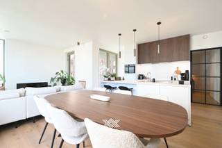 Dit nieuwbouwappartement met twee slaapkamers is gelegen op de tweede verdieping van het project Liv De Molens. Het appartement van 95 m² is als volgt ingedeeld: via de inkomhal met apart toilet en plaats voor een vestiairekast bereikt men de lichtrijke eet- en leefruimte met een volledig geïnstalleerde open keuken met praktische berging. Gezien de grote glaspartijen heeft u naast de diverse uitzichten ook een mooie lichtinval gedurende de volledige dag. De leefruimte geeft toegang tot het terras van 15 m².  Daarnaast zijn er nog twee slaapkamers en een badkamer, voorzien van een breed lavabomeubel en inloopdouche.<br /><br />Het appartement ligt op wandelafstand van alle dagelijkse voorzieningen en op 10 minuten van het station van Deinze. De site biedt sport, recreatie, horeca en diverse diensten.<br />Het appartement is energiezuinig afgewerkt en voorzien van vloerverwarming, fotovoltaïsche zonnepanelen, een hoogrenderende condensatieketel op aardgas en een ventilatiesysteem type D. In de ondergrondse parking is eveneens een berging voorzien.<br /><br />Provisie voor gemene lasten &amp; verwarming: €150/maand<br />Autostaanplaats: €80/maand<br />CV op aardgas / E-peil: 25 (A) / Mobiscore: 8,5 / Beschikbaar vanaf 1/12/2025 <br /><br />Landbergh werkt met het platform mijnhuurprofiel.be. Bezorg ons je profiel via https://landbergh.mijnhuurprofiel.be/property/771c9fb3-1bdf-4fc1-a2ee-5e728ff42dc7 en dan nodigen we je uit voor het bezoekmoment