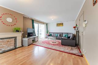 Roeselare-stadskern. Verzorgd twee-slaapkamerappartement met 3 terrassen, zuidelijk gelegen, 89m2 woonplezier. Aparte ondergrondse...