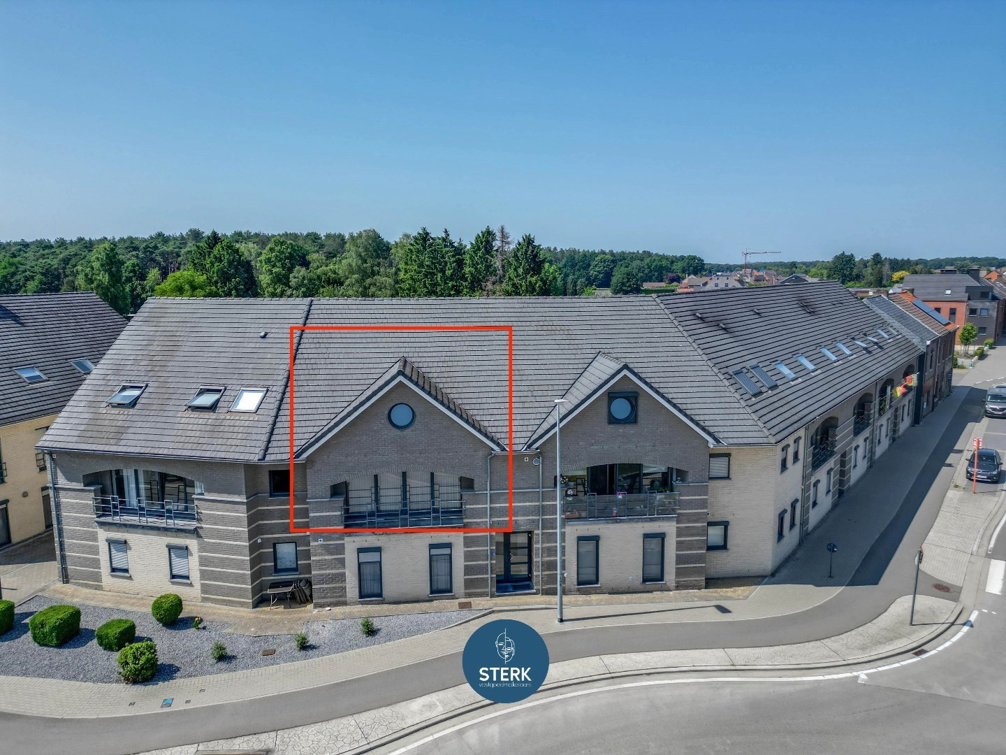 INSTAPKLAAR DUPLEX-APPARTEMENT MET 3 SLPKS EN 2 TERRASSEN TE REKEM ! - foto 2