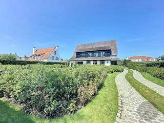 Bijzonder mooie villa in het Zoute te Knokke. Volledig gerenoveerd en voorzien van alles comfort!De villa is omringd door een uiterst gezellige en...