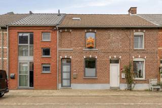 <div>
<p><span>Op een aangename locatie in Gelrode bevindt zich deze gezellige woning met drie slaapkamers, terras en een bijkomend stukje tuin achteraan de woning.</span></p>
<p><span>Op het gelijkvloers vindt u de leefruimte, keuken, badkamer en een apart toilet. Vanuit de woning heeft u rechtstreeks toegang tot het privatieve terras, een fijne plek om rustig van de buitenlucht te genieten.</span></p>
<p><span>Op de eerste verdieping van de woning bevinden zich twee slaapkamers en op de derde verdieping bevindt zich nog een ruime zolderkamer, waardoor de woning voldoende ruimte biedt voor een gezin, koppel of wie graag een extra kamer als bureau of hobbyruimte wil inrichten.<br /></span></p>
<p><span>Een bijkomende troef is de buitenruimte achteraan. Via het terras en de gemeenschappelijke koer bereikt u een stukje privatieve tuin dat exclusief bij de woning hoort. Samen met het terras zorgt dit voor een aangename buitenruimte waar u volop van mooie dagen kunt genieten.</span></p>
<p><span>Interesse? Plan dan je bezoek ter plaatse via ellen@sophimo.be of 0497/86 72 51.</span></p>
</div>