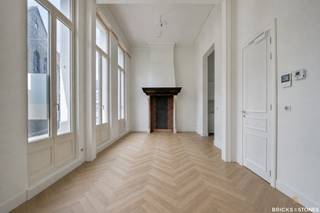 <p>Located in the heart of Antwerp's historic city centre, this apartment is situated in a stately corner building that has recently been fully renovated with great care and attention to detail.</p>
<p>The apartment is accessed via the first floor and opens into a spacious living area (approx. 30 m²) featuring elegant herringbone parquet flooring. The large windows provide an abundance of natural light and enhance the sense of space throughout the room.</p>
<p>Adjacent to the living area is the fully fitted kitchen, equipped with all necessary appliances. The hallway leads to a full-sized bedroom (approx. 12 m²) and a stylish bathroom featuring a double washbasin, walk-in shower and toilet.</p>
<p>Particular attention was paid to the quality of materials, finishing and overall living comfort during the renovation, resulting in a timeless and comfortable home.</p>
<p>Available from 01/07/2026 and suitable for a maximum of 2 occupants.</p>
<p>Optional parking space available for rent at €150 per month.</p>