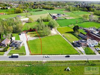 Gunstig gelegen perceel bouwgrond van 1646 m² voor vrijstaande woning te Heist-op-den-Berg.<br /><br /><span>De grond bevindt zich nabij centra met winkels, scholen, plaatselijke horeca en het openbaar vervoer binnen handbereik. Ook geniet u van een vlotte bereikbaarheid met omliggende gemeenten en vlakbij belangrijke invalswegen (N10 – Aarschot -Lier).</span><br /><br />Door de gunstige afmetingen is hier voldoende oppervlakte aanwezig zowel qua bouwvolume als tuin, dit met inbegrip van het achterliggende stukje agrarisch gebied.<br /><br />Mogelijkheid tot het plaatsen van een bijgebouw met een maximale grootte van 40 m². Plaatsing van een carport is tevens toegestaan.<br /><br />Zowel landelijke als moderne bouwconstructie mogelijk! Aanvullend ook complementaire functies, zoals kantoorfunctie, vrij beroep en dienstverlening toegestaan mits respecteren van de voorwaarden. Een absolute buitenkans met unieke zichtbaarheid.<br /><br />Dankzij de ruime bouwvoorschriften dewelke tal van mogelijkheden bieden kan u hier zorgeloos uw droomwoning bouwen.<br /><br />Bouwgrond is vrij van bouwverplichting!<br /><br />Aarzel niet om ons te contacteren voor verdere vrijblijvende informatie, plannen of bouwvoorschriften.<br />Interesse in een GRATIS SCHATTING van uw eigendom? Bel 015/36.35.34<br /> 