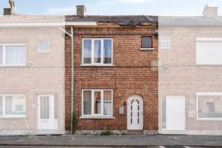 Charmante deels gerenoveerde woning op rustige ligging in Vilvoorde<br /><br />Bent u op zoek naar een gezellige woning met potentieel, gelegen in een rustige en aangename buurt? Dan is deze deels gerenoveerde woning in de Marie-Joséwijk 16 te Vilvoorde zeker een bezoek waard.<br /><br />Op het gelijkvloers komt u binnen via de inkomhal die toegang biedt tot de lichtrijke leefruimte met aansluitende eetkamer. Verder beschikt de woning ook over een aparte keuken. Achteraan vindt u een praktische bergruimte/wasplaats en een gezellig terras waar u in alle rust kunt genieten.<br /><br />Op de eerste verdieping bevinden zich twee volwaardige slaapkamers en een badkamer. Daarnaast beschikt de woning over een zolder, die extra opbergruimte biedt.<br /><br />Interesse? Contacteer ons vandaag nog voor meer informatie of een bezoek ter plaatse!<br /><br />Bestuursmaatregelen in het maatregelenregister: nee