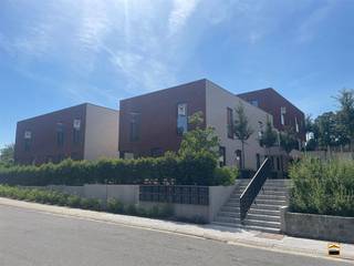 <p><span>Hoogafgewerkte woning met 3 slaapkamers en een mooie tuin van 33 m².</span></p><p><span> </span></p><p><span>Pal in het centrum realiseert de promotor Helico nv een hoogkwalitatief woonproject. </span></p><p><span>Deze locatie werd geselecteerd gezien de centrale ligging. Al hetgeen een mens nodig heeft</span></p><p><span> doet zich op wandelafstand voor. Denken we maar aan winkels, openbaar vervoer, restaurants, </span></p><p><span>cafeetjes, recreatieve mogelijkheden, etc...</span></p><p><span>Het gebouw omvat 19 appartementen verdeeld over 3 bouwlagen op een kelderniveau.</span></p><p><span>De appartementen zijn verdeeld over meerdere gebouwen hetgeen resulteert in een aangenaam</span></p><p><span>ruimtelijk gevoel met veel lichtinval. In het kelder-niveau voorzien we ondergrondse autostaanplaatsen,</span></p><p><span>kelderbergingen, een vuilnisberging en een fietsberging. De kelderbergingen zijn ruim bemeten. </span></p><p><span>Het kelderniveau is bereikbaar via een lift. </span></p><p><span>Er is een gemeenschappelijke fitness ruimte aanwezig.</span></p><p><span> </span></p><p><span>Deze woning beschikt over drie slaapkamers waarbij de woonvertrekken zich verspreid over 2 niveaus voordoen. </span></p><p><span>De leefruimte en keuken staan met elkaar in verbinding waarbij de keuken is uitgerust met een kookeiland. </span></p><p><span>De leefruimte is ruim bemeten en geniet van veel lichtinval. Vanuit de leefruimte heb je rechtstreeks toegang tot </span></p><p><span>het ruime terras van 33 m².</span></p><p><span> </span></p><p><span>Ondergrondse kelderberging en parkeerplaatsen zijn beschikbaar.</span></p><p><span> </span></p><p><span>Graag nodigen we U uit voor een bezoek ter plaatse.</span></p><p><span> </span></p>