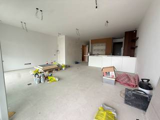 Ontdek dit prachtig appartement op een toplocatie in het hart van Tielt. Het appartement wordt volledig afgewerkt met zéér kwalitatieve materialen en onderdelen. <br /><br />De ligging is een absolute troef: centraal, op wandelafstand van de Markt van Tielt, en toch geniet u van een rustig woonomgeving in Residentie Noë. <br /><br />Indeling: <br />U komt binnen in een ruimte leefruimte met open keuken (volledig geïnstalleerd). Vanuit de leefruimte heeft u toegang tot het aangenaam, overdekt terras. Verder beschikt het appartement over een praktische berging, nachthal, twee volwaardige slaapkamers, een luxueuze badkamer en apart gastentoilet. <br /><br />Bij het appartement hoort bovendien een autostaanplaats, private berging en drie fietsstaanplaatsen.<br /><br />Het appartement is beschikbaar na voltooiing van de werken (verlichting, schilderen, gordijnen,...)<br />De huurprijs is exclusief de gemeenschappelijke kosten. <br /><br />Bent u op zoek naar een kwalitatief en luxueus appartement in het centrum van Tielt? Grijp dan deze unieke kans en neem vandaag nog contact met ons op voor een bezoek!<br /><br />EPB in opmaak.