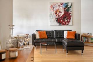 <p><span>Op een uitstekende locatie, in de gegeerde omgeving van de Jan Van Rijswijcklaan, bevindt zich dit prachtig, volledig gerenoveerd appartement (2019). Dankzij het mooie uitzicht op het park geniet je hier dagelijks van een groene en rustgevende omgeving, terwijl je toch vlak bij alle voorzieningen bent. Bij het appartement is verplicht een autostaanplaats aan te kopen voor  19.000.</span></p><p><span>Bij het binnenkomen word je meteen verwelkomd in de bijzonder ruime en lichtrijke leefruimte. De moderne, open witte keuken vormt het hart van de woning en is uitgerust met alle hedendaagse toestellen. Een ideale plek om te koken, te genieten en gasten te ontvangen.</span></p><p><span>Het appartement beschikt over twee comfortabele slaapkamers. De tweede slaapkamer biedt rechtstreeks toegang tot een gezellig terras aan de achterzijde, waar je in alle privacy en rust kunnen ontspannen.</span></p><p><span>De luxueuze badkamer straalt pure wellness uit en is voorzien van een ruime inloopdouche en een stijlvolle afwerking. Daarnaast is er een apart gastentoilet en een praktische wasplaats die extra comfort biedt.</span></p><p><span>Als extra troeven beschikt het appartement over een privatieve kelderberging en een handige fietsenstalling in de garage.</span></p><p><span>Een instapklaar appartement waar ruimte, comfort en een uitstekende ligging perfect samenkomen. Ideaal voor wie op zoek is naar een stijlvolle thuis op één van de mooiste locaties van Antwerpen.</span></p><p><span>Bij het appartement hoort een kelder en een plek in de garage om fietsen te stallen.</span></p><p><span> </span></p><p><span>Bijzonderheden:</span></p><p><span>EPC Energielabel B - 122 kwh/(m² jaar)</span></p><p><span>Overal dubbele beglazing met PVC kader</span></p><p><span>CV is gemeenschappelijk op gas</span></p><p><span>Vaste kosten:  200/maand (inbegrepen: water, lift, syndicus, blokpolis, reservefonds)</span></p><p><span>P-score: A</span></p><p><span>G-score: A</span></p>