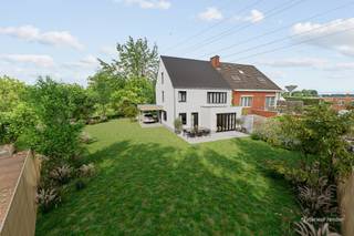 Voor meer info en foto’s, surf naar Swevers Vastgoed. Ontdek deze aantrekkelijk gelegen bouwgrond in de Schimpenstraat in Kuringen, een mooie kans voor wie een eigen woning wil realiseren op een vlot bereikbare en tegelijk rustige locatie. Het perceel heeft een oppervlakte van 6a 30ca en vormt zo een aangename basis voor een doordacht woonproject met aandacht voor wonen, tuin en buitenruimte. Met een uitzonderlijke perceelbreedte van maar liefst 26,5 meter en een perceeldiepte van 34 meter beschikt deze bouwgrond over bijzonder ruime afmetingen, wat een zeldzame troef vormt voor een perceel bestemd voor halfopen bebouwing. Deze royale breedte biedt extra mogelijkheden op vlak van architectuur, lichtinval, tuinbeleving en privacy. Hier kan een comfortabele, lichtrijke woning ontstaan met voldoende ruimte voor een gezinsleven, hobby’s, thuiswerk en ontspanning. De ligging in Kuringen combineert een residentieel karakter met een uitstekende nabijheid tot Hasselt en diverse voorzieningen. Scholen bevinden zich op ongeveer 1 km, winkels en restaurants op circa 2 km. Een bushalte ligt op slechts 300 meter, het treinstation op 4 km en de snelwegen zijn bereikbaar op ongeveer 3,5 km. Zo woon je hier bijzonder praktisch voor verplaatsingen richting Hasselt, Genk, Lummen en verder. Ook recreatie is nooit ver weg. De Abdijsite Herkenrode ligt op slechts 2 km en biedt prachtige mogelijkheden om te wandelen, fietsen en ontspannen in het groen. Kapermolen en de Japanse Tuin bevinden zich op 4 km en zorgen voor extra ontspanningsmogelijkheden in de buurt. Deze bouwgrond in Kuringen combineert ruimte, bereikbaarheid en potentieel op een sterke locatie. De uitzonderlijke perceelbreedte van 26,5 meter maakt dit perceel extra interessant voor wie op zoek is naar vrijheid en mogelijkheden binnen een halfopen bebouwing. Ideaal voor wie zijn woondroom wil vormgeven in een omgeving waar wonen, werken en ontspannen mooi samenkomen. Voor meer informatie, bel 012 699 900.