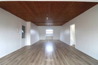 Bent u op zoek naar een ruim én gerenoveerd appartement met twee slaapkamers en garage, in het centrum van Temse?
Lees en kijk dan snel even verder!<br />Dit charmant appartement is zonet vernieuwd met o.a. een nieuwe keuken, een nieuwe badkamer en nieuwe vloeren (waar nodig). Dit appartement is gelegen in het centrum van Temse. Scholen, winkels en het openbaar vervoer zijn vlakbij. Dit appartement bevindt zich op de derde verdieping. Dit appartement beschikt over een achterliggende garage met automatische poort. <br />Indeling:
Inkomhal met ingemaakte kasten en met rechtstreeks toegang tot een extra bergruimte. Lichtrijke leefruimte met rechtstreeks toegang tot de vernieuwde keuken. De keuken is geïnstalleerd met allerlei kasten- en toestellen. Via de nachthal met (opnieuw) ingemaakte kasten, bereikt u de vernieuwde badkamer met douche, lavabomeubel en toilet. Twee ruime slaapkamers (waarvan één aan de voorzijde en één aan de achterzijde). Technische berging met gasboiler. <br />Dit appartement is onmiddellijk beschikbaar.
De gemeenschappelijke kosten bedragen €50,00 per maand. 