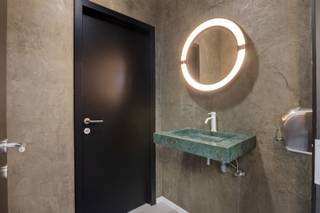 <p>Welkom in Oranjestraat 68, een commerciële ruimte met karakter, licht en uitstraling.<br />Een plek waar creativiteit tastbaar wordt — niet toevallig jarenlang het creatieve hart van SHOCKINTERIORS. Hier werd gedacht, getekend, gepresenteerd en gecreëerd. En dat voel je.</p><p>Gelegen in een rustige straat, op een boogscheut van het bruisende stadsleven. Vlot bereikbaar, discreet én professioneel. Ideaal voor wie zichtbaar wil zijn zonder in te boeten aan focus en rust.<br />De ruimte ademt een loftachtige sfeer, met hoge plafonds, zichtbare structuren en een overvloed aan daglicht dankzij lichtkoepels en grote open volumes.</p><p>• Voormalig interieur- en ontwerpkantoor<br />• Flexibele indeling met verschillende werkzones<br />• Overvloed aan natuurlijk licht<br />• Karaktervolle architectuur met industriële accenten<br />• Vergader- en presentatieruimte met uitstraling<br />• Ideaal voor architecten, designers, bureaus of creatieve ondernemers<br />• Rustige ligging mét stad binnen handbereik</p><p>De commerciële ruimte is slim opgebouwd met verschillende niveaus en zones die moeiteloos samensmelten tot één geheel.<br />Een stijlvolle vergaderruimte, open werkplekken en presentatiemogelijkheden creëren een dynamische werkomgeving. De lichtinval van bovenaf versterkt het gevoel van ruimte en maakt elk moment van de dag aangenaam om in te werken.</p><p>Oranjestraat 68 is een adres dat vertrouwen uitstraalt.<br />Voor wie zijn activiteit wil laten groeien op een plek die professionaliteit en creativiteit perfect in balans houdt.</p><p>Benieuwd? <br />Ontdek deze commerciële ruimte en plan je bezoek via www.sinjoor.be.</p>