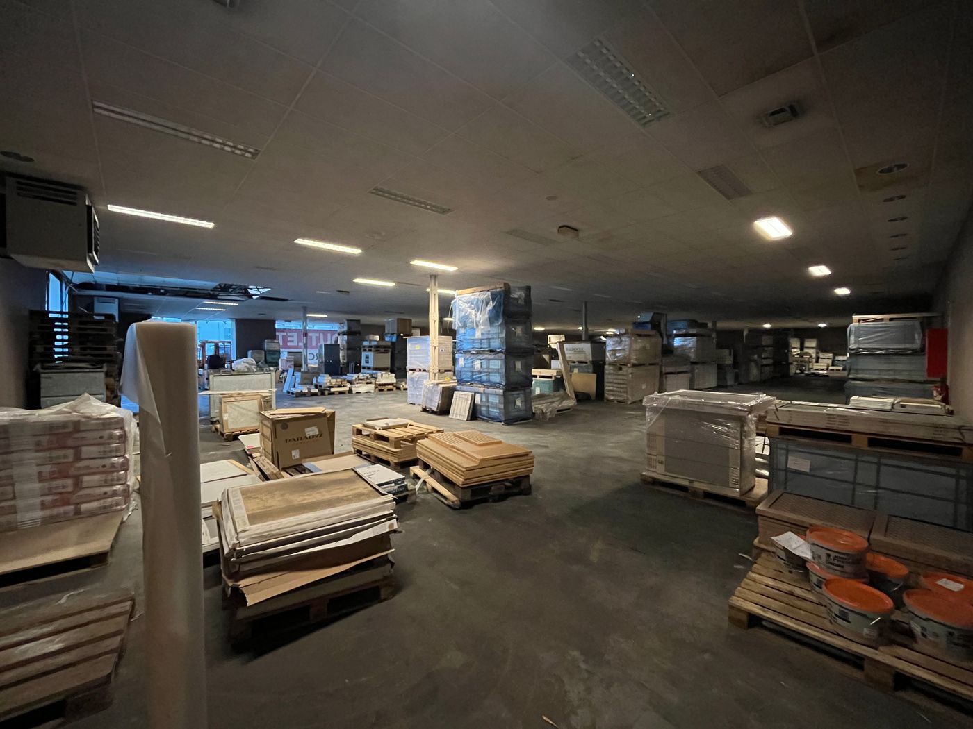 Uitstekend gelegen showroom/magazijn van 1.441 m² nabij de E17 - foto 3