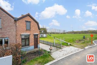 Te renoveren halfopen starterswoning met afzonderlijke garage en koertje op landelijke locatie in Mendonk. De woning bevat op het gelijkvloers een zithoek, een eetkamer, een basis keuken, een badkamer en een toilet. Op de eerste verdieping zijn er een kleine nachthal en twee slaapkamers. De woning wordt verwarmd met een gaskachel. Het buitenschrijnwerk bestaat  uit hout met deels enkel en deels dubbel glas en rolluiken op het gelijkvloers. De totale oppervlakte van het perceel is 138m².<br />Wil u dit renovatieproject op een idyllische locatie nabij de wandel/fietsregio langs de Moervaart bezoeken? Stuur een mail naar gunther@loimmo.be en wij nemen contact met u op!