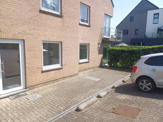 TE HUUR: centrum Liedekerke, nabij Colruyt en openbaar vervoer: lichtrijk appartement met 2 slaapkamers. Indeling: inkomhal, living met zonneterras...