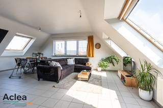 Op de bovenste verdieping van residentie 'De Moeren' in Sint-Laureins vinden we dit lichtrijke appartement terug met 2 slaapkamers. Het appartement situeert zich over de volledige dakverdieping van het gebouw en is toegankelijk met een lift die tevens tot in de kelderverdieping gaat waar er een privatieve kelderberging aanwezig is. De mooie ligging vlakbij het Leopoldkanaal zorgt ervoor dat je heerlijk kan wandelen en fietsen in de directe nabijheid. <br /><br />Als troef heb je achteraan een eigen gesloten garagebox met daarachter een eigen privatief terras met open zicht van maar liefst 30m²!<br /><br />Het appartement beschikt over een energiezuinig EPC B label en heeft tevens een conforme elektrische keuring. Het appartement is dan ook uiterst geschikt voor zowel eigen bewoning als investering om te gaan verhuren. <br /><br />Indeling als volgt:<br />- inkomhal<br />- apart toilet<br />- lichtrijke woonkamer met open ingerichte keuken<br />- wasplaats/berging<br />- 2 slaapkamers<br />- badkamer met douche en lavabomeubel<br />- privatieve kelderberging<br />- gesloten garagebox<br />- klein tuintje/terras naast de garage<br /><br />Het appartement is vrij bij akte!<br /><br />Bent u geprikkeld en wenst u een bezoek ter plaatse?<br />vastgoed@aclea.be - 09/377 31 77