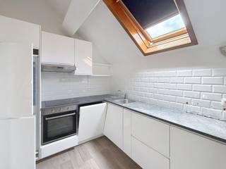 <p>IXELLES – Idéalement situé à deux pas de la Place Flagey et des étangs d’Ixelles, à proximité immédiate de l’Avenue de la Couronne, du quartier universitaire et des transports (bus, trams, gare d’Etterbeek), superbe duplex 2 chambres + bureau de ±95m² situé aux 2ème et 3ème étages. Il se compose, au premier niveau (2ème étage), d’un hall d’entrée, deux grandes chambres de ±18m² et ±16m², une salle de douche (douche, double vasque, toilette, raccordements machines). À l'étage supérieur (3ème étage), un lumineux living de ±40m² avec cuisine ouverte full équipée (four, taques, hotte, frigo/congélateur, lave-vaisselle), une salle de douche (douche, évier), une toilette séparée, ainsi qu'une mezzanine aménagée en espace bureau de ±17,5m². Provision pour charges de 100€/mois (eau froide, chauffage, communs). PEB G*. Disponible Immédiatement ! Mesures données à titre indicatif.</p>
<p></p>
<p><u>Au 2<sup>ème</sup> étage :</u></p>
<ul>
<li>Hall d’entrée</li>
<li>Chambre 1 de ±18m² (4,1 x 4,3)</li>
<li>Chambre 2 de ±16m² (3,8 x 4,3)</li>
<li>Salle de douche (douche, toilette, évier double vasque, connexion machines)</li>
</ul>
<p></p>
<p><u>Au 3ème étage :</u></p>
<ul>
<li>Living de ±40m² (8,5 x 4,6)</li>
<li>Cuisine ouverte dans le séjour full équipée (four, taques, hotte, frigo/congélateur, lave-vaisselle)</li>
<li>Salle de douche (douche, évier)</li>
<li>Toilette séparée</li>
<li>En mezzanine : espace bureau de ±17,5m²</li>
</ul>