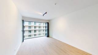 Lichtrijk nieuwbouwappartement met 2 slaapkamers<br /><br />Dit nieuwbouwappartement van het project De Groene Poort is gelegen aan de Eugène de Plynstraat 29, midden in de nieuwe dynamische "Slachthuisbuurt" en nabij invalswegen, de binnensingel, park Spoor Noord, restaurants en winkels.<br /><br />Het appartement beschikt over een keukeneiland met ingewerkte spoeltafel en vaatwasser, en een volledig uitgeruste keuken met inductiekookplaat, oven, ijskast en afzonderlijke vriezer. In alle leefruimtes zorgt een tegel met houtstructuur voor een warme en luxueuze uitstraling. De leefruimte geniet van veel natuurlijk licht dankzij een "harmonicadeur" die over de ganse breedte volledig geopend kan worden. Verder zijn er 2 ruime slaapkamers met parketvloer en een badkamer met dubbel lavabomeubel, inloopdouche, spiegelkast en handdoekdroger. Een apart toilet, en een aparte berging met alle technische voorzieningen en nodige aansluitingen voor wasmachine en droogkast maken het comfort volledig.<br /><br />De provisie voor gemeenschappelijke kosten bedraagt 150 EUR per maand, inclusief verwarming en gemeenschappelijke kosten. Een ondergrondse parkeerplaats mét laadpaal (nr57 op -1), vlakbij de lift naar het appartement, is verplicht af te nemen aan 135 EUR per maand. Daarnaast is er een ruime gemeenschappelijke fietsenstalling, inbegrepen in de huurprijs.<br /><br />Het appartement - volledig geschilderd en voorzien van hoogwaardige verlichting en gordijnrails - is instapklaar en onmiddellijk beschikbaar.