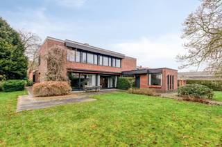 Op een topligging bevindt zich deze solide dokterswoning met aparte praktijkruimte, ideaal wie wonen en werken wil combineren. De woning beschikt...