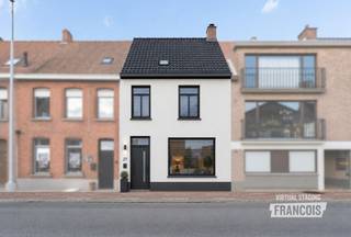 UITERST RUIME WONING MET 3 SLAAPKAMERS, 2 WOONKAMERS, 2 KEUKENS EN ZONNIGE TUIN<br /><br />OPEN HUIS OP 17/10 OP AFSPRAAK VAN 10U TOT 12U!<br /><br />Op zoek naar ruimte, mogelijkheden en een woning die u volledig naar eigen wensen kunt benutten? Deze ruime woning heeft heel wat troeven en biedt dankzij de veelzijdige indeling tal van mogelijkheden.<br /><br />Bij het binnenkomen wordt u verwelkomd in een mooie karaktervolle en ruime inkomhal die meteen een aangenaam gevoel van ruimte geeft. De woning beschikt over maar liefst twee grote woonkamers en twee keukens, wat zorgt voor een bijzonder flexibele indeling. Ook zijn er twee badkamers en twee toiletten aanwezig. Verder zijn er 3 slaapkamers en een aparte hobbykamer, ideaal als bureau, speelkamer, hobbyruimte of extra kamer naargelang uw behoeften.<br /><br />Ook praktisch heeft deze woning heel wat te bieden. Er is een kelder, een carport en achteraan is er een achteruitgang met extra bergruimte, bijzonder handig voor fietsen, tuinmateriaal en andere spullen.<br /><br />Buiten geniet u van een aangename tuin met zowel een overdekt terras als een zonneterras. Zo kunt u op elk moment van de dag een gezellig plekje in de buitenlucht vinden. De veelzijdige indeling maakt deze woning bijzonder interessant voor wie ruimte en flexibiliteit zoekt. Denk bijvoorbeeld aan een groot gezin, een combinatie van wonen en werken, hobbyruimte of een woonconcept waarbij verschillende generaties samen kunnen wonen.<br /><br />