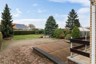 Uiterst gunstig gelegen landhuis in een zéér aangename woonomgeving!  Dit huis bevindt zich nabij het commerciële centrum van Reet, met verschillende winkels, scholen en de bushaltes op wandelafstand.  De oprit van de E19 Antwerpen-Brussel ligt op slechts 4 min. rijden.  Er is ruim parkeergelegenheid in de eigen, dubbele garage en in de onmiddellijke omgeving.  <br /><br />Deze woning werd gebouwd in 1980. Ze werd steeds goed onderhouden, mits de nodige moderniseringen wordt ze helemaal instapklaar!  Op NIV -1 bevinden zich: een dubbele, inpandige garage, een berging/wasplaats &amp; een kelderruimte bestaande uit 4 compartimenten.  Het GELIJKVLOERS is ingedeeld in: een inkomhall, een apart toilet, een ruime woonkamer met open haard, een ingerichte badkamer, 3 slaapkamers en een ingerichte badkamer.  De ZOLDER is zeer ruim, mits plaatsing van vaste trap en isolatie is uitbreiding van het aantal slaapkamers mogelijk.  De tuin is noord-gericht en beschikt over veel privacy. 