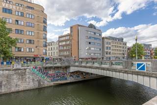 Ruim en gezellig 3-slaapkamerappartement te Sint-Jans-MolenbeekGelegen aan het kanaal nabij het openbaar vervoer, winkels en scholen, aan de overkant...