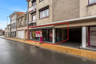 <p>Dit commercieel pand met garage, combineert een uitstekende visibiliteit met tal van mogelijkheden voor zowel eigen gebruik als investering.</p>
<p>Dankzij de ligging in een drukke, commerciële straat geniet het pand van een constante passage en maximale zichtbaarheid. Dit maakt het uitermate geschikt voor ondernemers die hun activiteit willen laten groeien op een strategische locatie.</p>
<p>Het gelijkvloers omvat een veelzijdige commerciële ruimte die flexibel kan worden ingericht volgens uw noden, of u nu een winkel, kantoor, vrij beroep of dienstverlenende activiteit wenst uit te baten. De aanwezigheid van een garage/opslagruimte vormt een belangrijke troef en biedt extra praktische mogelijkheden, wat zelden voorkomt in dit segment.</p>
<p>De centrale ligging in Liedekerke zorgt bovendien voor een vlotte bereikbaarheid en een sterke commerciële omgeving met gevestigde handelszaken in de directe nabijheid. Dit vertaalt zich niet alleen in een ideale uitvalsbasis voor zelfstandigen en starters, maar ook in een interessant investeringspand met aantrekkelijk verhuurpotentieel.</p>
<p>Kortom, een veelzijdig handelspand op een toplocatie dat zowel functioneel als commercieel sterk scoort.</p>
<p> </p>
<p>&#128222; Contacteer ons vandaag nog voor meer informatie of een bezoek ter plaatse.</p>