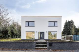 A VENDRE : Immeuble ouvert entièrement rénové à Houthalen-Helchteren!Ce magnifique immeuble ouvert, situé à Peerdekerkhofstraat 5 à...