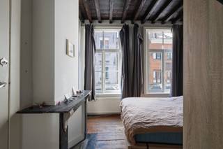 <p>Dit karaktervolle opbrengsteigendom is gelegen aan de Wolstraat 39-41 in het centrum van Antwerpen en bestaat uit twee naast elkaar gelegen woningen.<br />De commerciële ruimte op het gelijkvloers loopt door over beide panden en biedt hierdoor een ruime en interessante handelsoppervlakte met een brede indelingsmogelijkheid op een centrale locatie.<br />Boven het commercieel gelijkvloers bevinden zich in totaal drie appartementen, verspreid over de bovenliggende verdiepingen. <br />Een interessante opportuniteit voor wie op zoek is naar een centraal gelegen gemengd vastgoed met meerdere gebruiks- en rendementsmogelijkheden.</p>