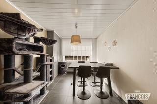 Op zoek naar een moderne, lichtrijke woning in Sint-Andries? Deze instapklare rijwoning combineert hedendaags wooncomfort met een aangename buitenruimte en een uitstekende ligging nabij de Expresweg.<br /><br />Met een bewoonbare oppervlakte van 135 m² biedt deze woning alle ruimte voor comfortabel gezinsleven. De leefruimtes genieten van een aangename lichtinval en vormen een uitnodigende thuis. Op het gelijkvloers bevindt zich de badkamer, terwijl de drie volwaardige slaapkamers boven voor voldoende privacy zorgen.<br /><br />Achteraan wacht een gezellige zuidoost gerichte tuin met terras en tuinhuis, ideaal om op zonnige dagen heerlijk buiten te genieten. De woning werd bovendien voorzien van een vernieuwd plat dak in 2025 en beschikt over een gloednieuwe pellet kachel waarmee de woning zo goed als volledig verwarmd kan worden. Parkeergelegenheid is in de nabije omgeving voldoende beschikbaar.<br /><br />De ligging in Sint-Andries, nabij de Expresweg, zorgt voor een vlotte verbinding en maakt deze woning interessant voor wie dicht bij de stad wil wonen met belangrijke verbindingswegen binnen handbereik. Wil je deze eigendom zelf ontdekken? Vraag vandaag nog je bezoek aan bij Immo Francois. Eva helpt je graag verder in Sint-Andries, Sint-Michiels en Varsenare.<br /><br />Denk je eraan om je woning te verkopen? Neem vrijblijvend contact op met Eva van Immo Francois in Oostkamp voor een gratis schatting via eva@immofrancois.be.<br /><br />