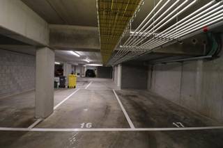 EEN ONDERGRONDSE AUTOSTAANPLAATS IN EEN NIEUW APPARTEMENTENCOMPLEX.Een ondergrondse autostaanplaats (P16).Automatische toegangspoort.Gelegen in het...