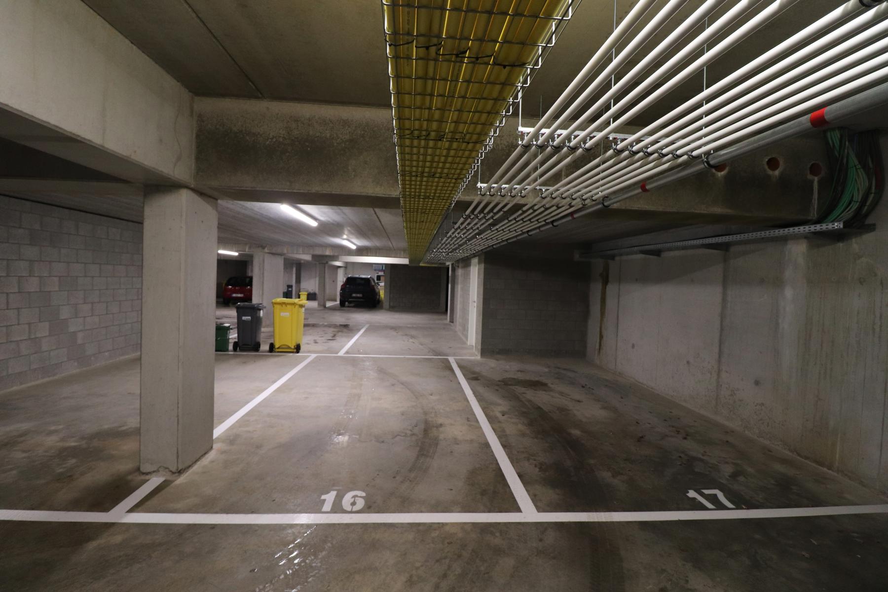 Een ondergrondse autostaanplaats in een nieuw appartementencomplex. - foto 2